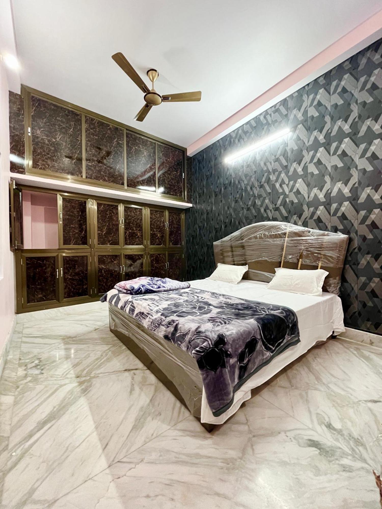 Trilok P - Dashashwamedh Ghat Near Kashi Vishwanath Temple Guest house Varanasi